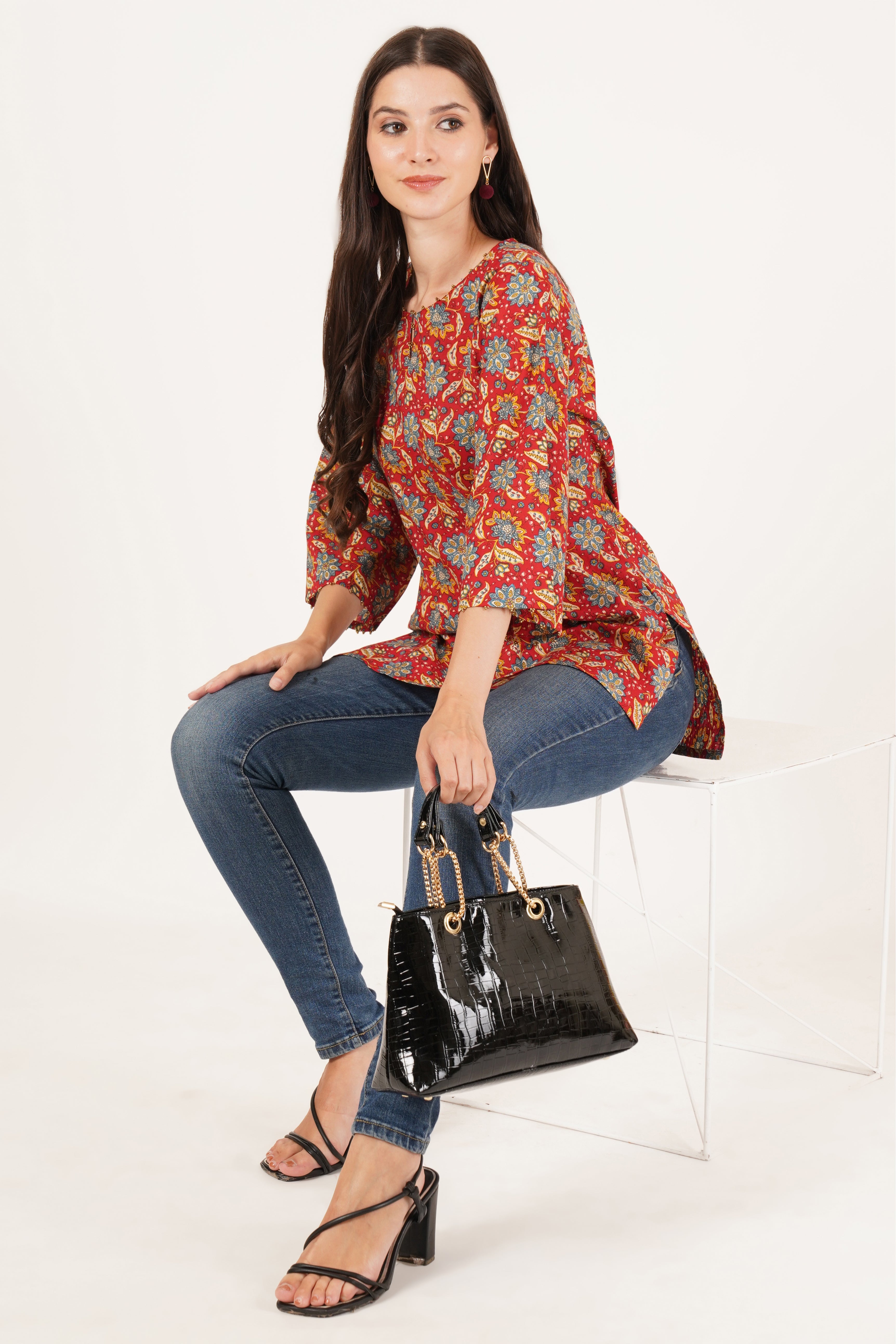 Rotes, geblümtes, kurzes Kurti aus Baumwolle für Damen