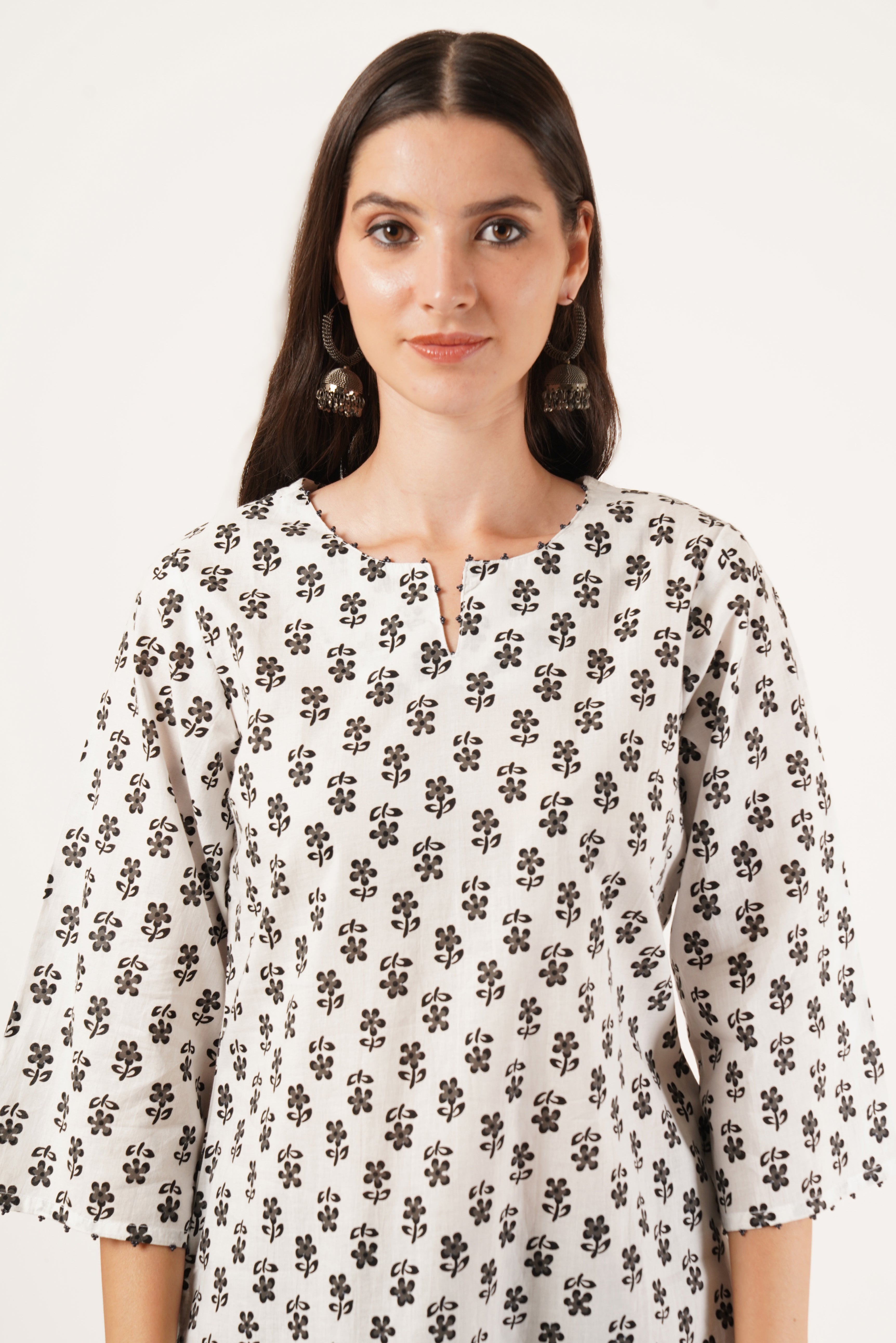 Klassisches schwarz-weiß bedrucktes kurzes Kurti für Damen