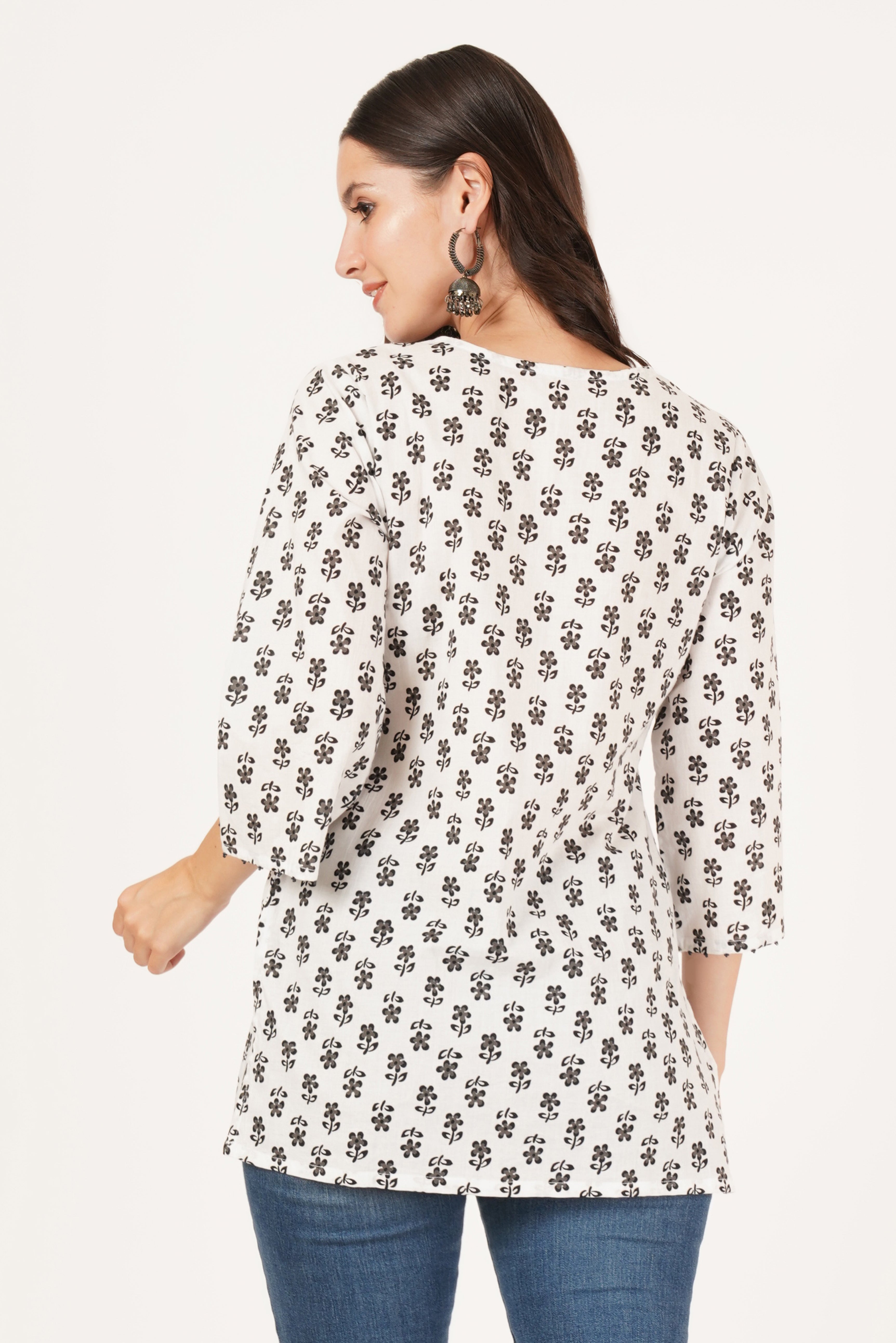 Klassisches schwarz-weiß bedrucktes kurzes Kurti für Damen