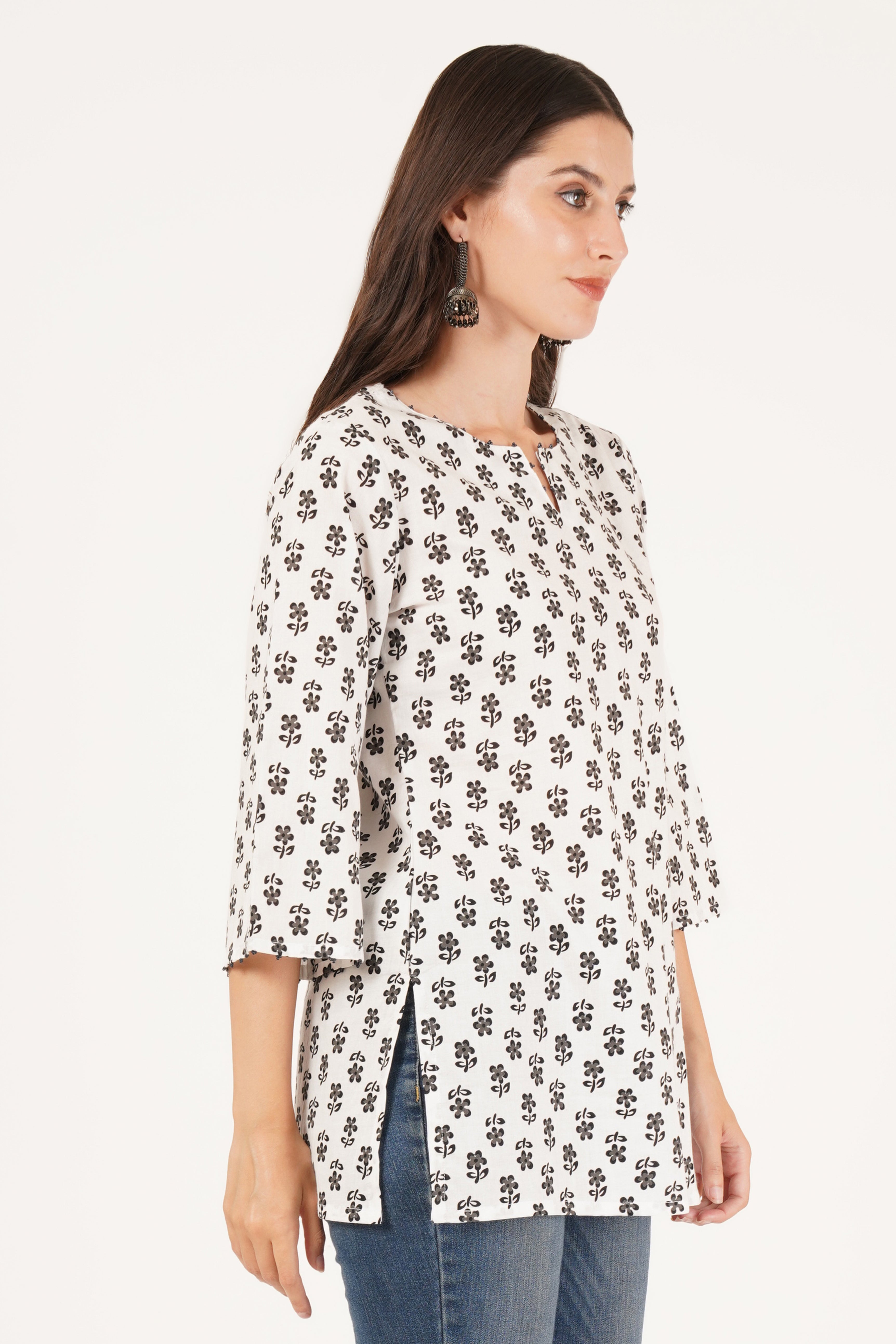 Klassisches schwarz-weiß bedrucktes kurzes Kurti für Damen