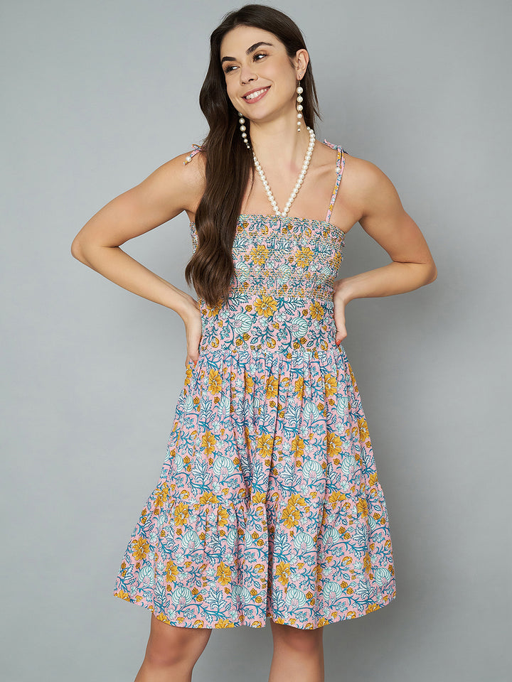 Ausgestelltes Kleid aus gesmoktem Baumwollgewebe mit Blumenmuster für Damen