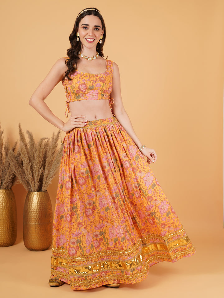 Designer Lehenga Choli mit goldenen Highlights für Damen