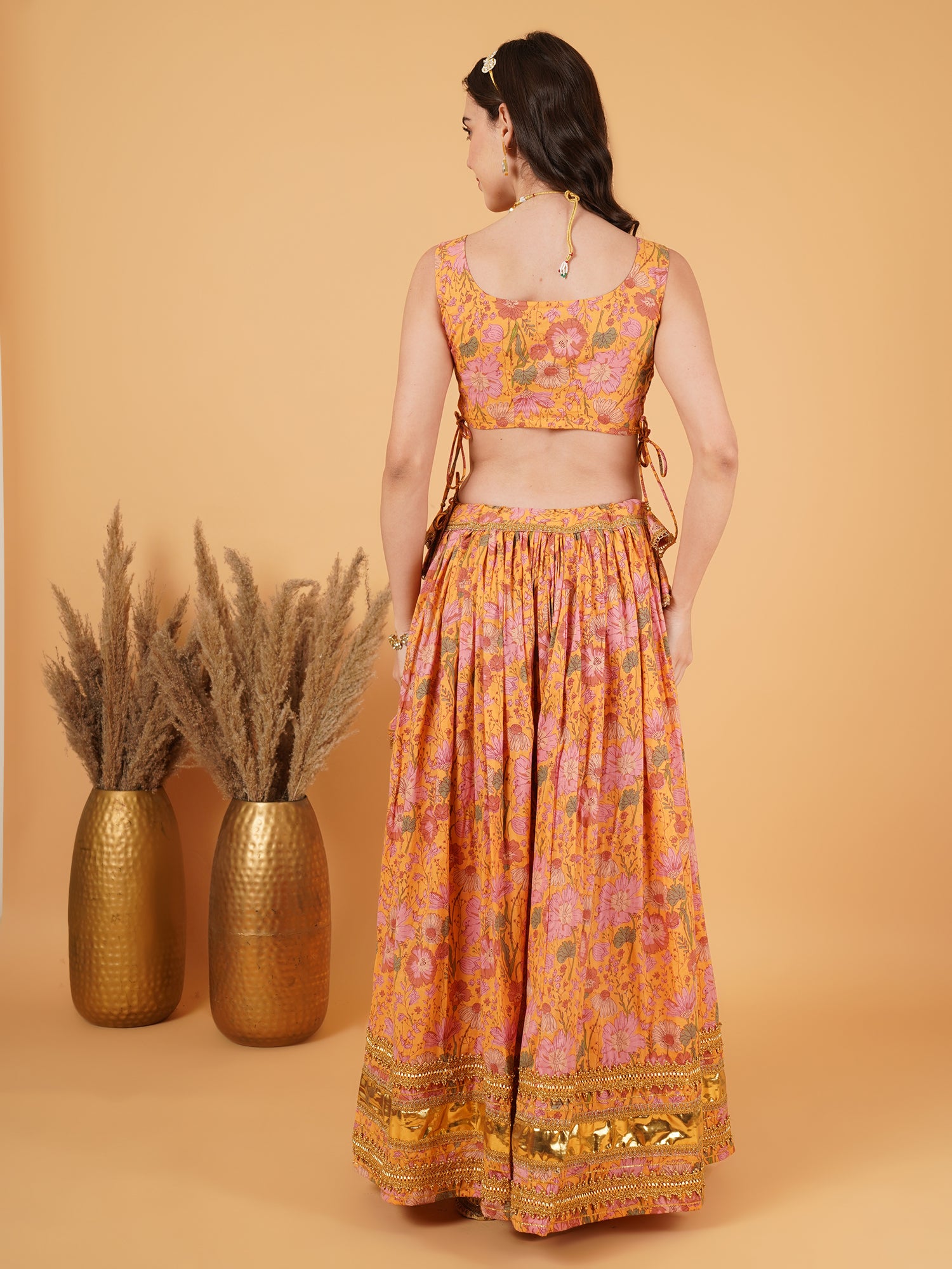 Designer Lehenga Choli mit goldenen Highlights für Damen