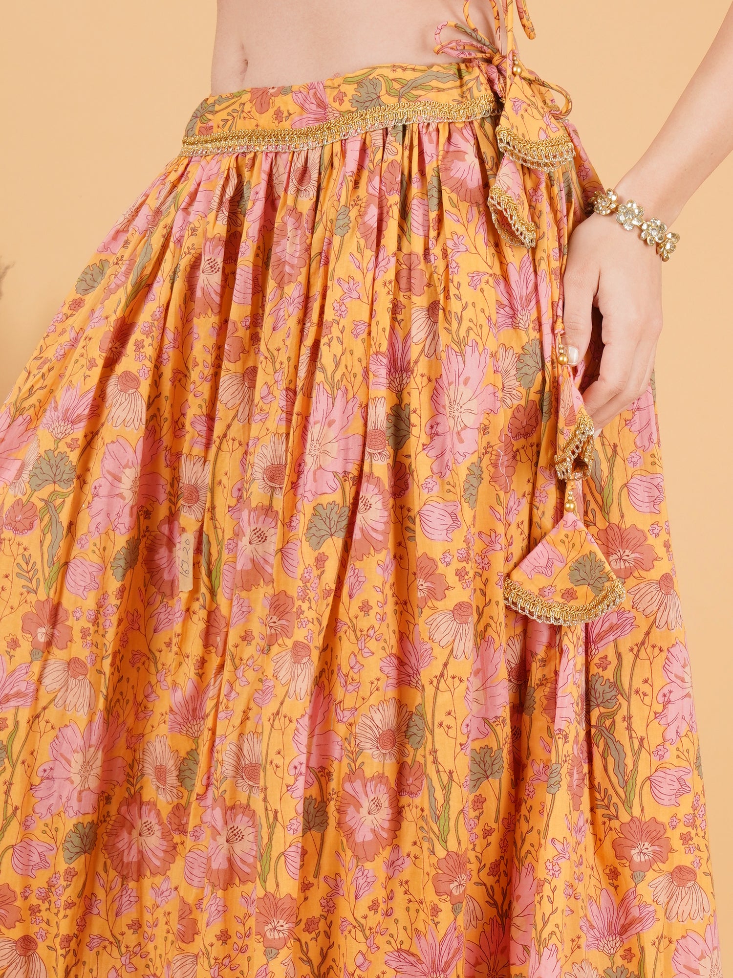 Designer Lehenga Choli mit goldenen Highlights für Damen