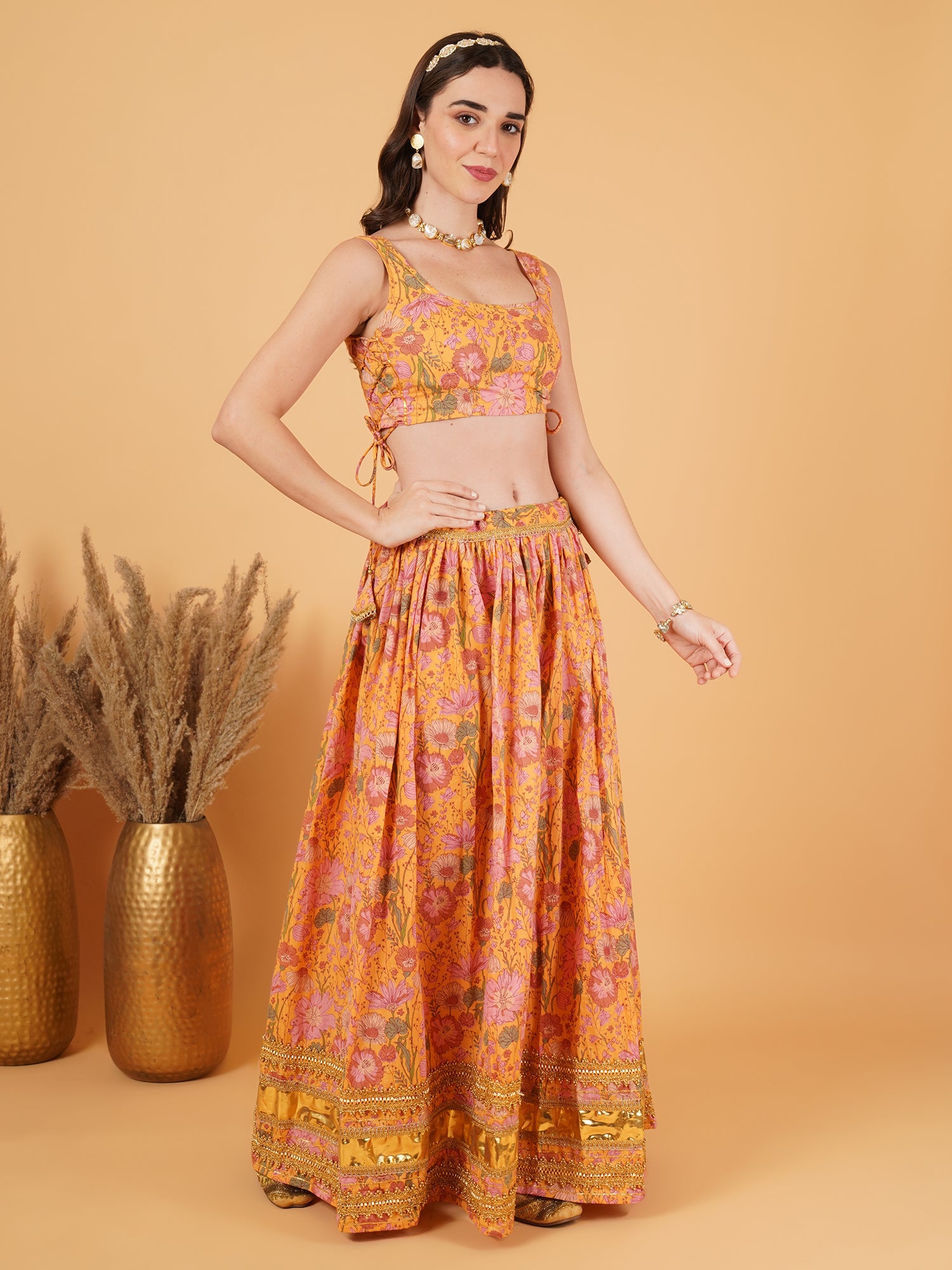 Designer Lehenga Choli mit goldenen Highlights für Damen