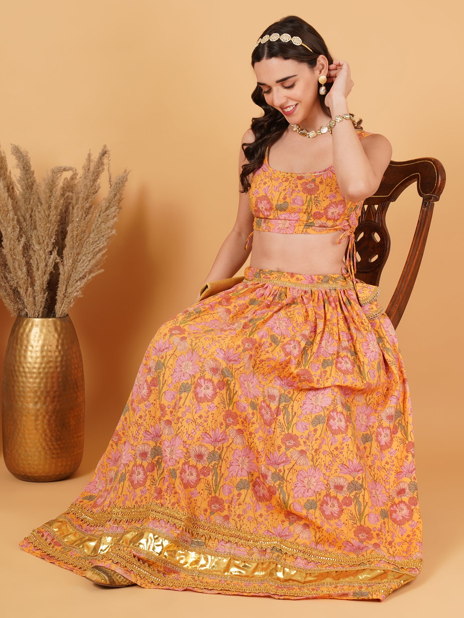 Designer Lehenga Choli mit goldenen Highlights für Damen