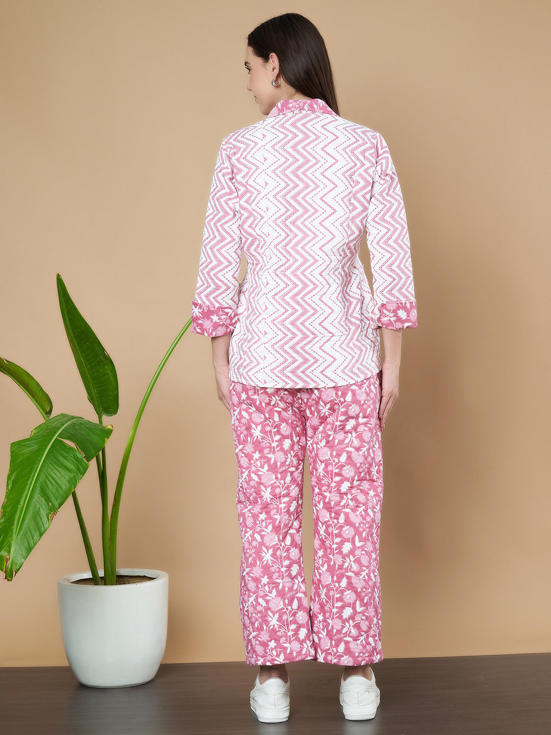 Gestepptes, rosa Chevron-Blazer- und Hosen-Set für Damen