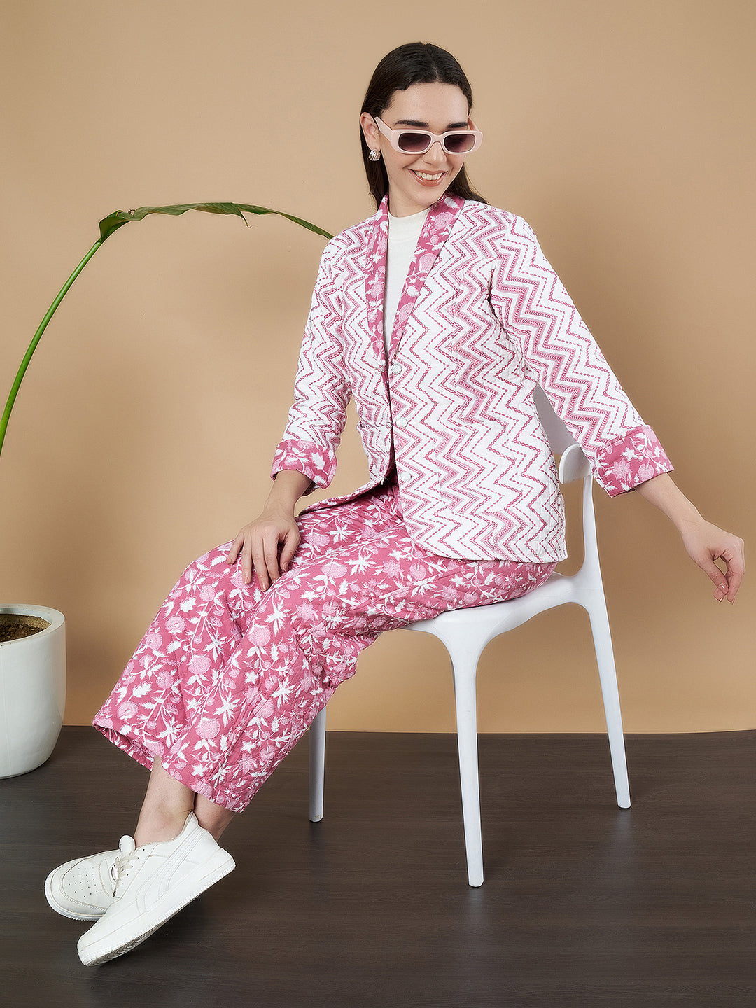 Gestepptes, rosa Chevron-Blazer- und Hosen-Set für Damen