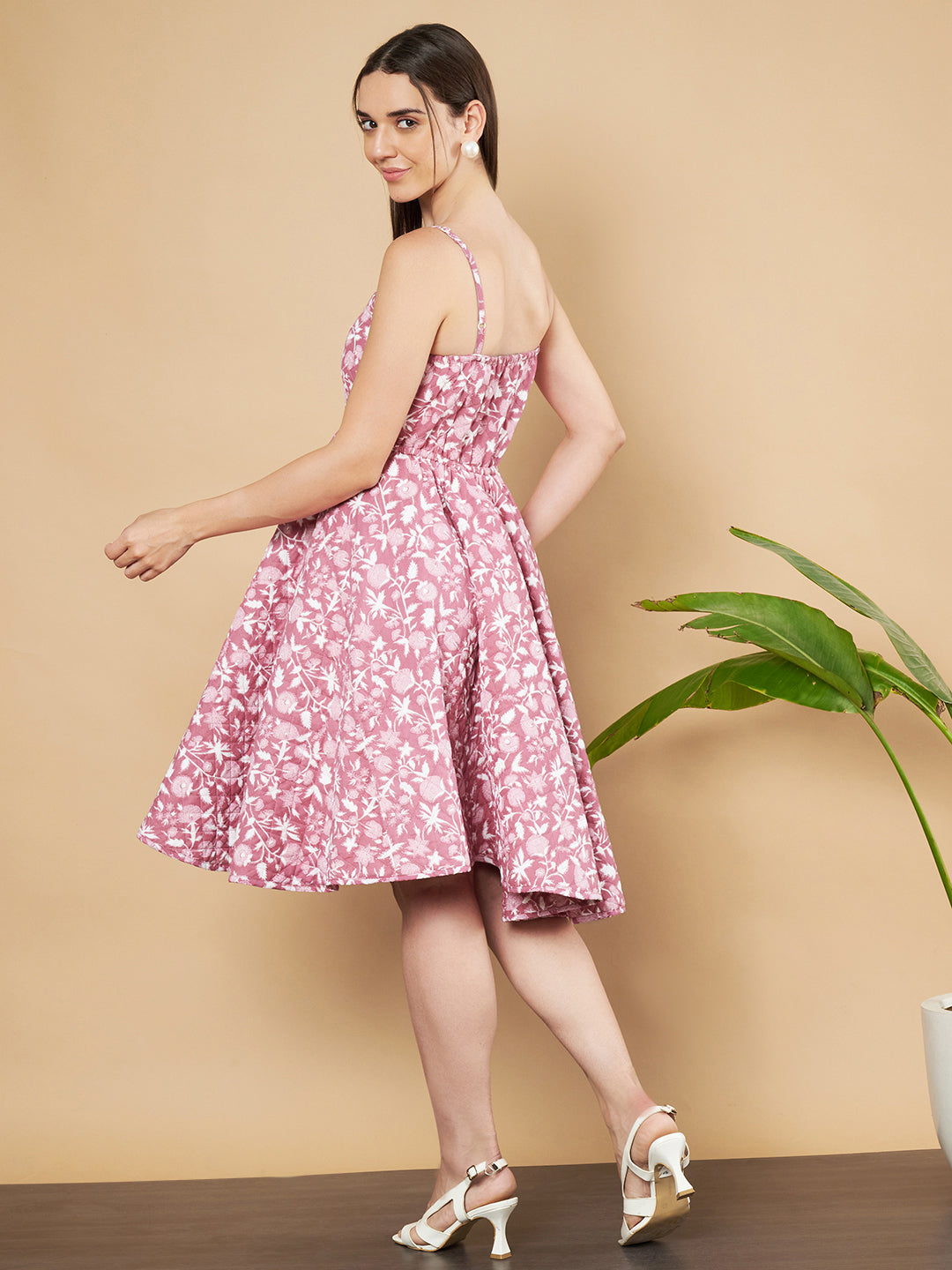 Robe matelassée intemporelle ajustée et évasée pour femme