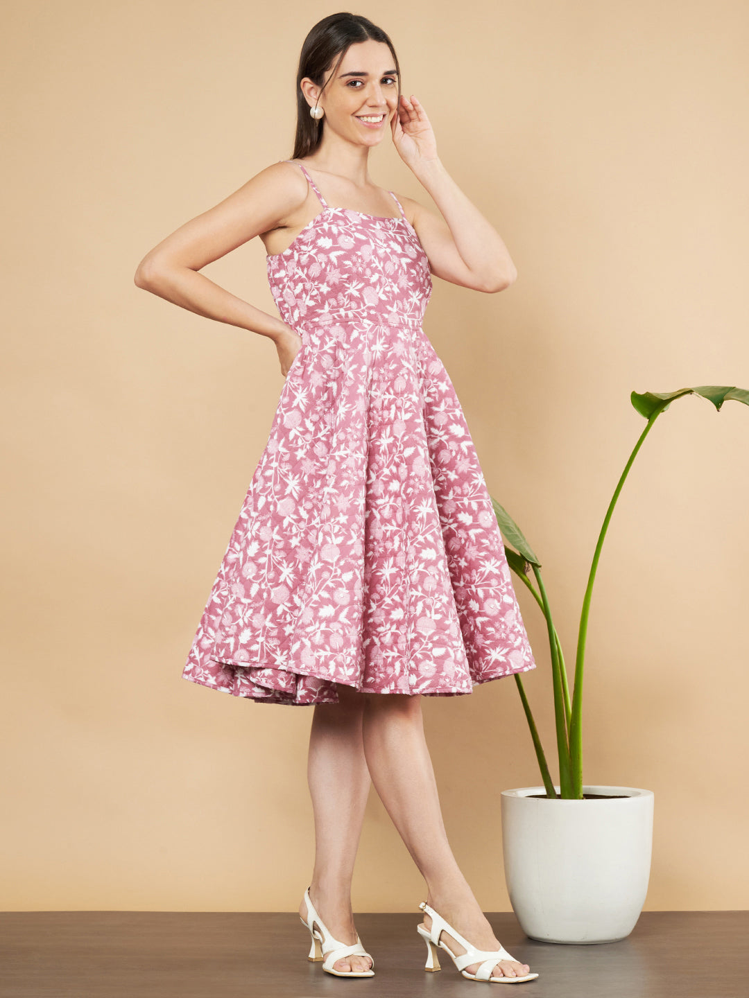 Robe matelassée intemporelle ajustée et évasée pour femme